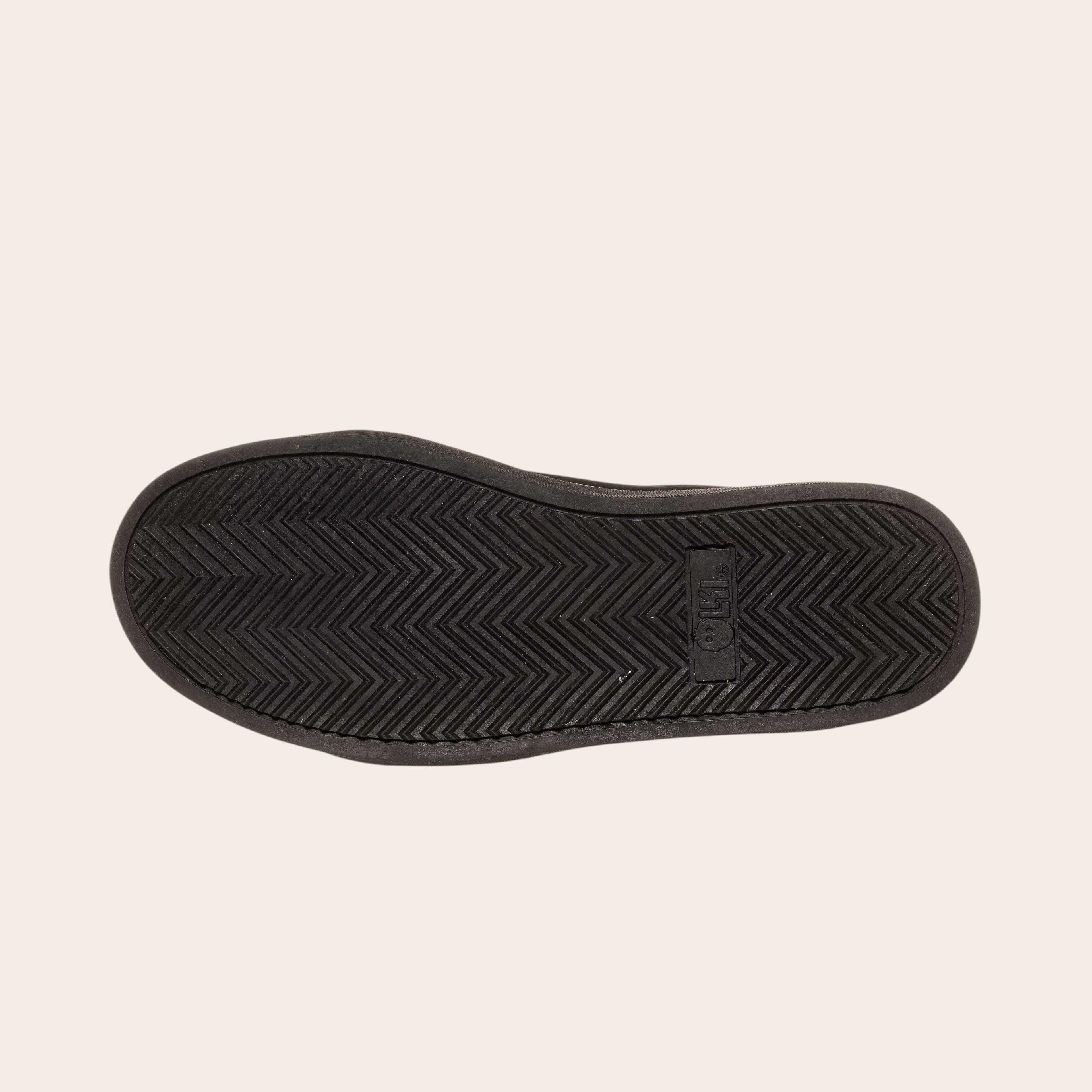 Zapatilla OLKI Manquehue negra de cuero nobuk con cordones, planta de caucho y plantilla antibacteriana. Diseño urbano.