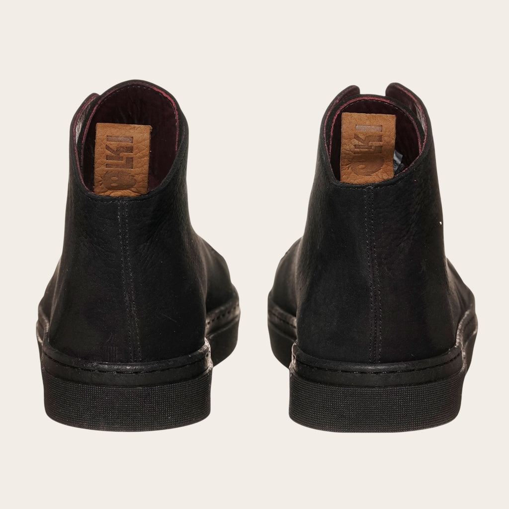 Zapatilla OLKI Manquehue negra de cuero nobuk con cordones, planta de caucho y plantilla antibacteriana. Diseño urbano.
