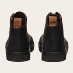 Zapatilla OLKI Manquehue negra de cuero nobuk con cordones, planta de caucho y plantilla antibacteriana. Diseño urbano.