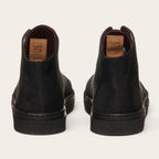 Zapatilla OLKI Manquehue negra de cuero nobuk con cordones, planta de caucho y plantilla antibacteriana. Diseño urbano.