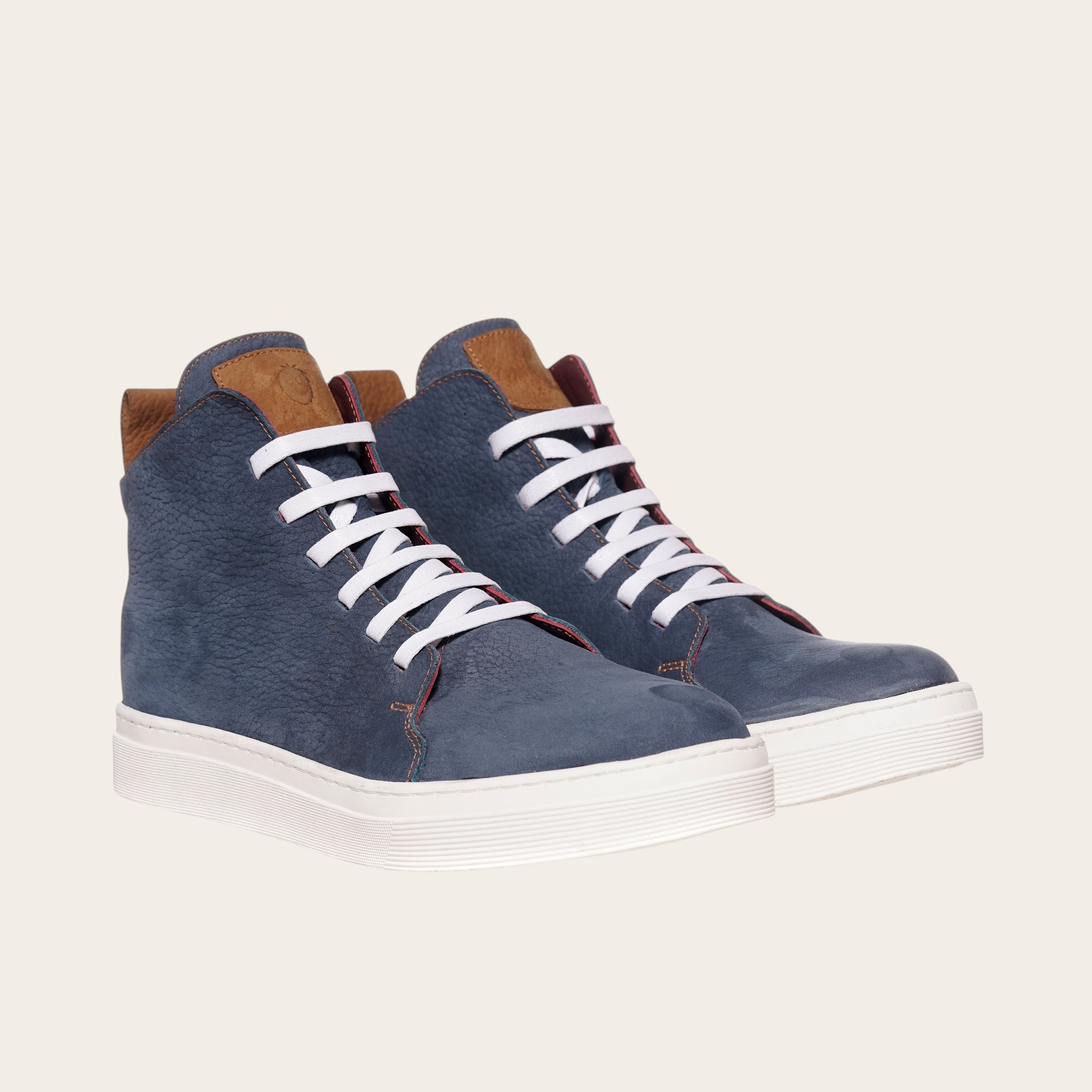 Zapatilla OLKI Manquehue petroleo de cuero con cordones blancos y planta de caucho blanca. Diseño urbano.