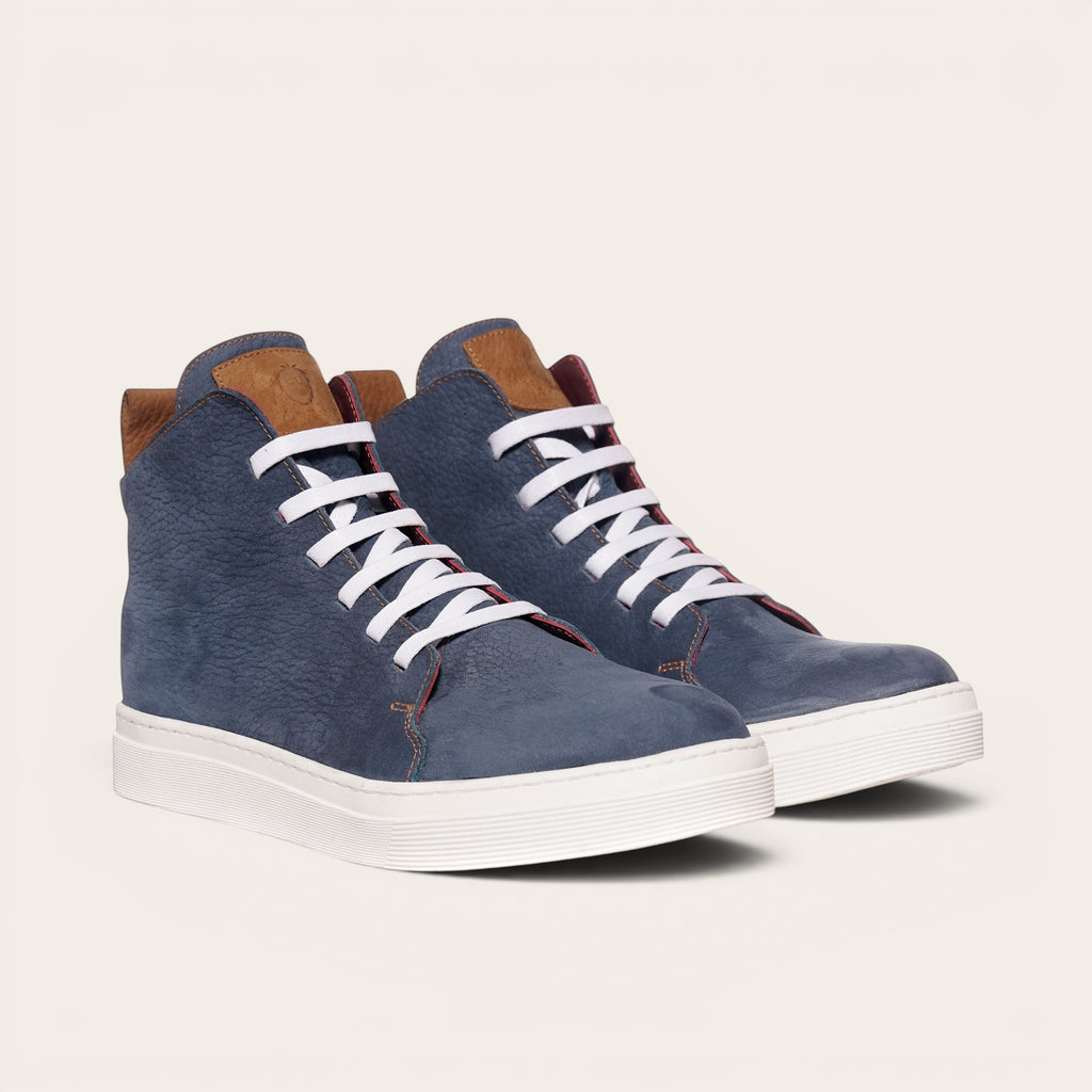Zapatilla OLKI Manquehue petroleo de cuero con cordones blancos y planta de caucho blanca. Diseño urbano.