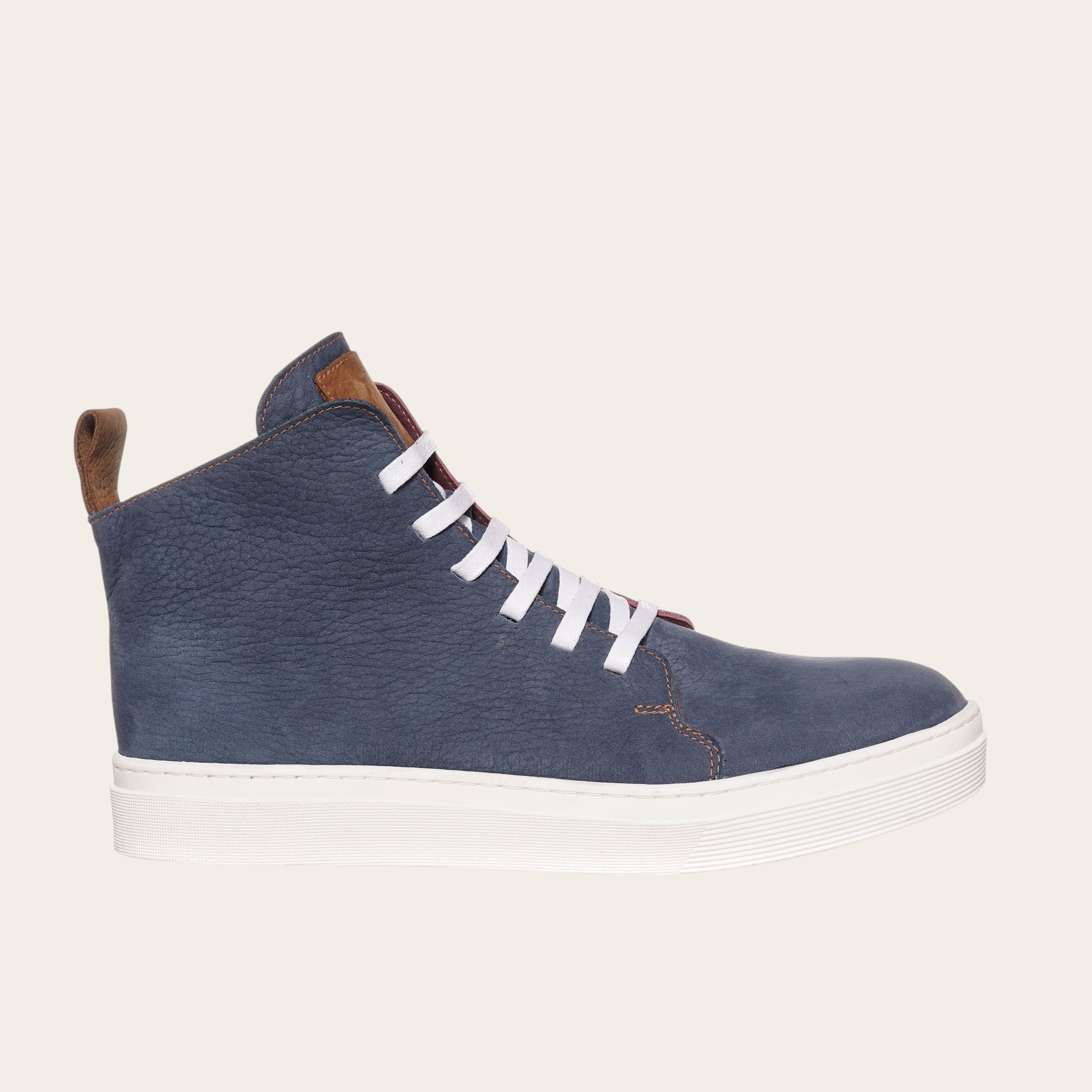 Zapatilla OLKI Manquehue petroleo de cuero con cordones blancos y planta de caucho blanca. Diseño urbano.