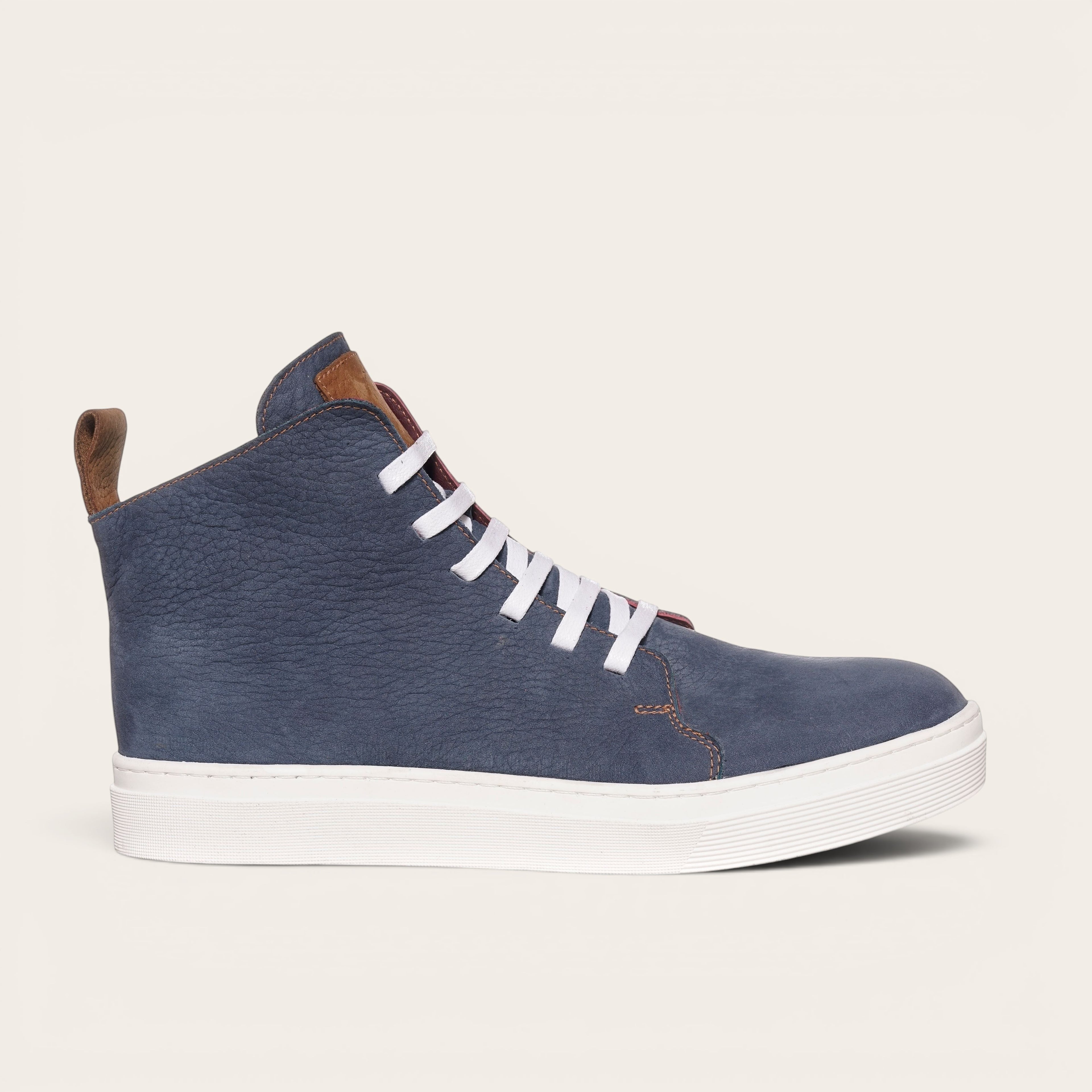 Zapatilla OLKI Manquehue petroleo de cuero con cordones blancos y planta de caucho blanca. Diseño urbano.