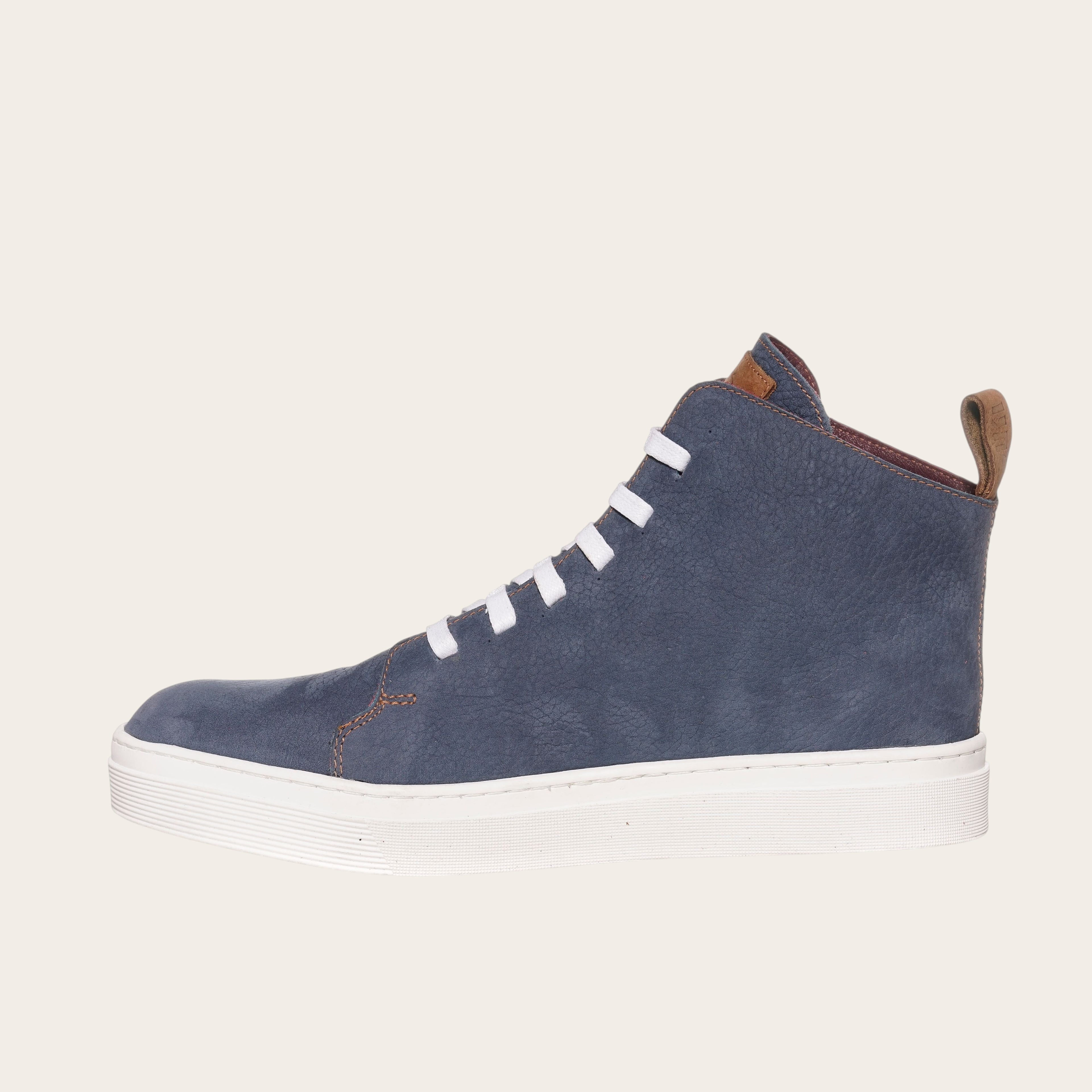 Zapatilla OLKI Manquehue petroleo de cuero con cordones blancos y planta de caucho blanca. Diseño urbano.