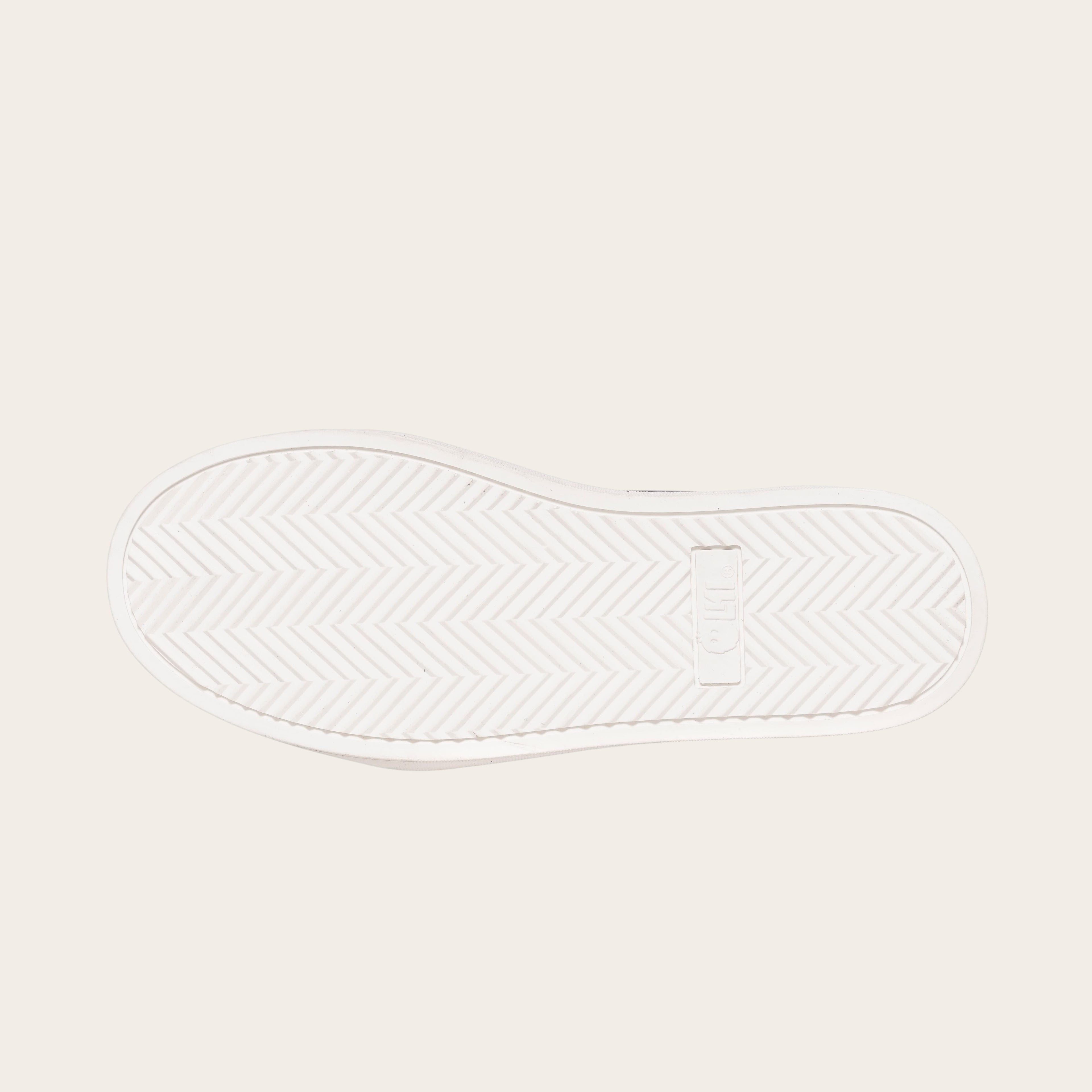 Zapatilla OLKI Manquehue petroleo de cuero con cordones blancos y planta de caucho blanca. Diseño urbano.