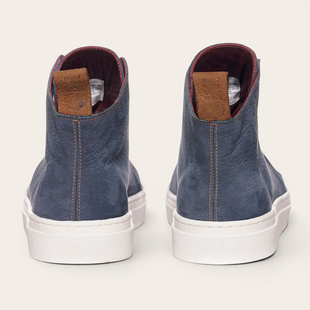 Zapatilla OLKI Manquehue petroleo de cuero con cordones blancos y planta de caucho blanca. Diseño urbano.