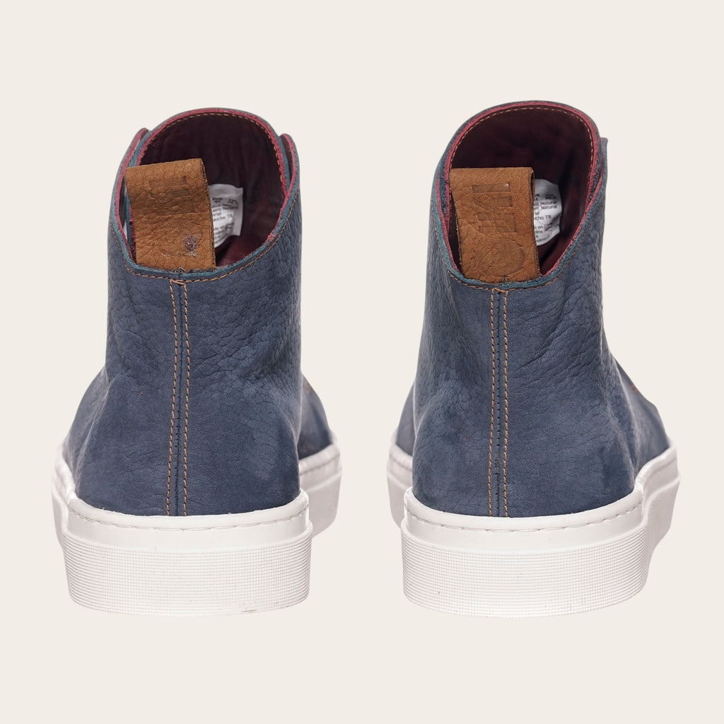 Zapatilla OLKI Manquehue petroleo de cuero con cordones blancos y planta de caucho blanca. Diseño urbano.
