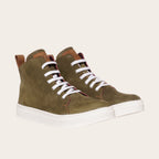Zapatillas altas OLKI Manquehue de nobuk verde musgo con cordones blancos y planta blanca gruesa.