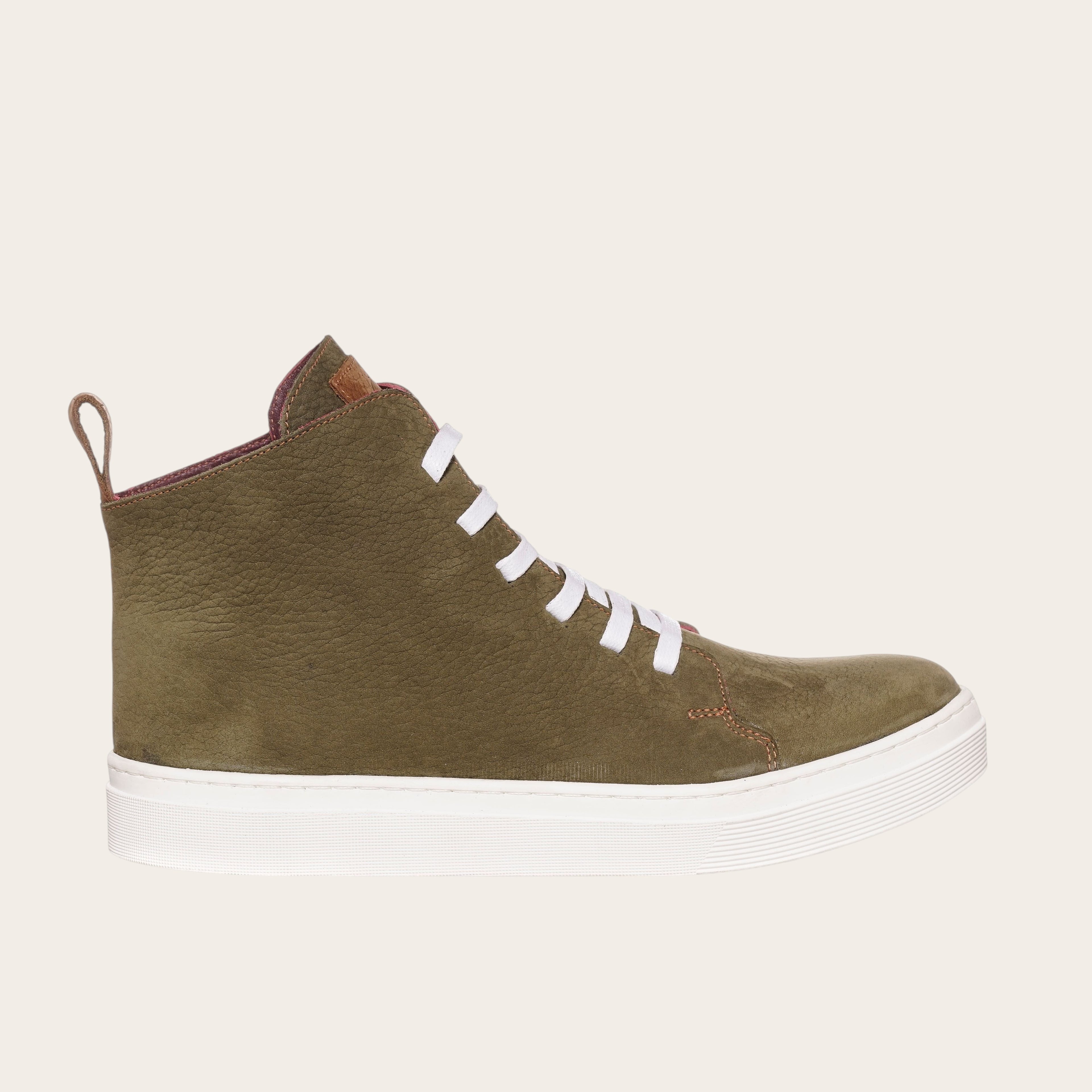 Zapatilla OLKI Manquehue verde musgo de cuero con cordones blancos y planta blanca gruesa. Diseño urbano.