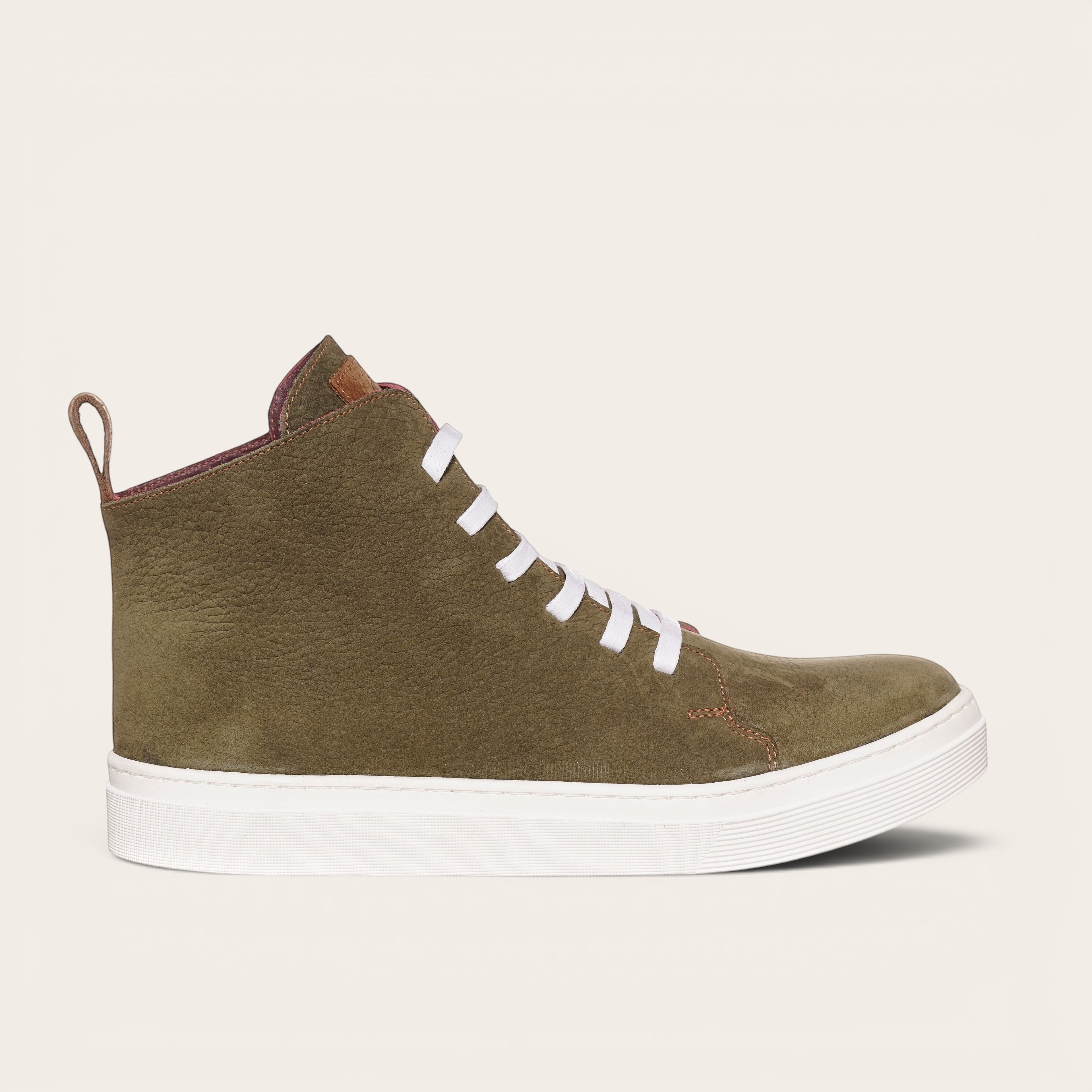 Zapatilla OLKI Manquehue verde musgo de cuero con cordones blancos y planta blanca gruesa. Diseño urbano.
