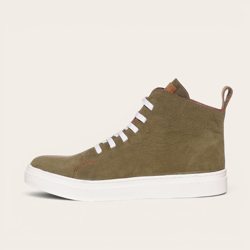 Zapatilla OLKI Manquehue verde musgo de cuero con cordones blancos y planta blanca gruesa. Diseño urbano.