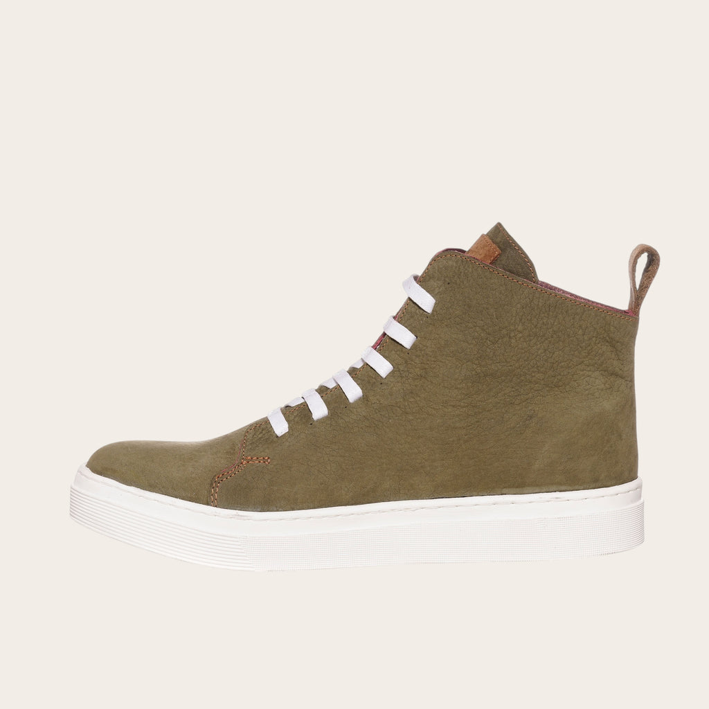 Zapatilla OLKI Manquehue verde musgo de cuero con cordones blancos y planta blanca gruesa. Diseño urbano.