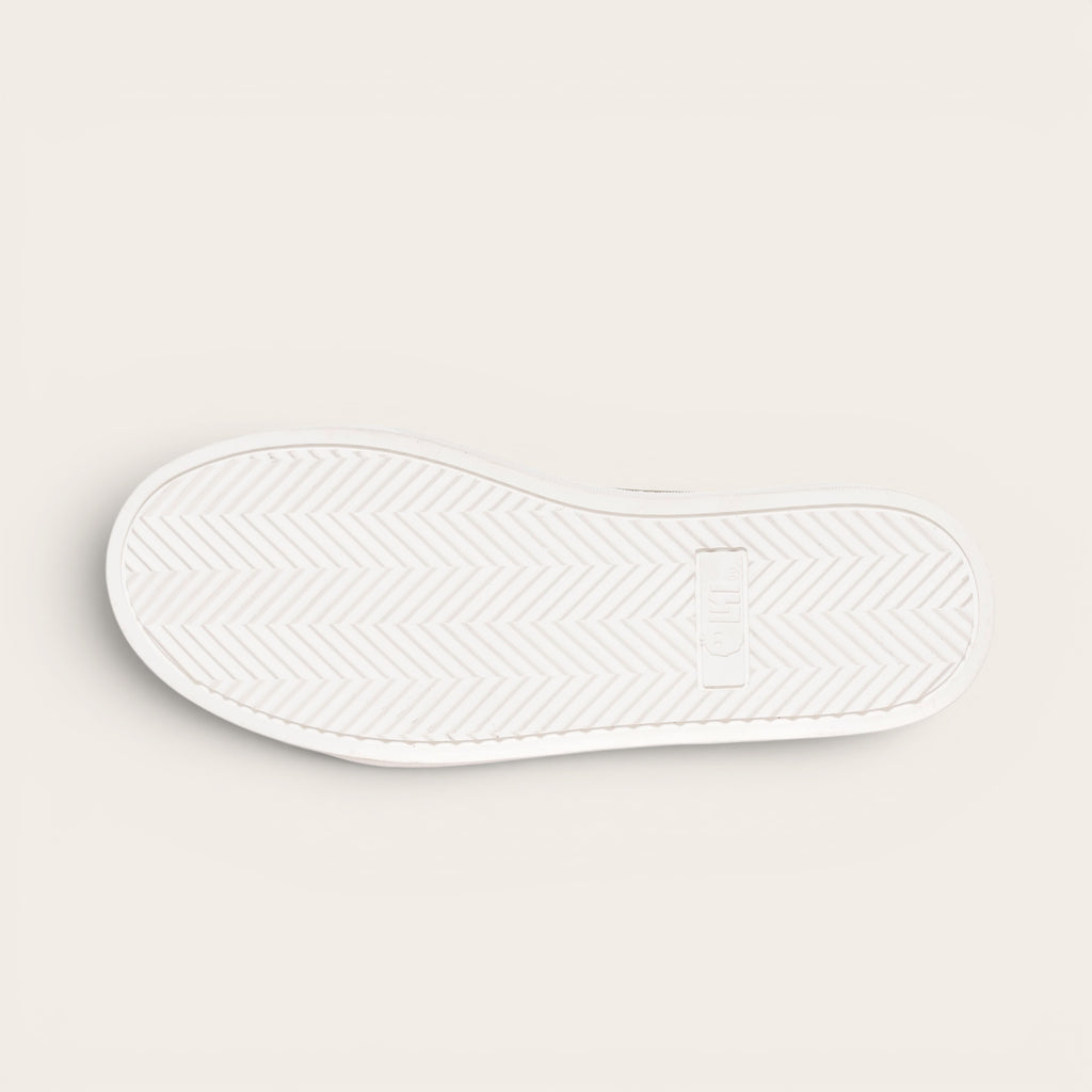 Zapatilla OLKI Manquehue verde musgo de cuero con cordones blancos y planta blanca gruesa. Diseño urbano.