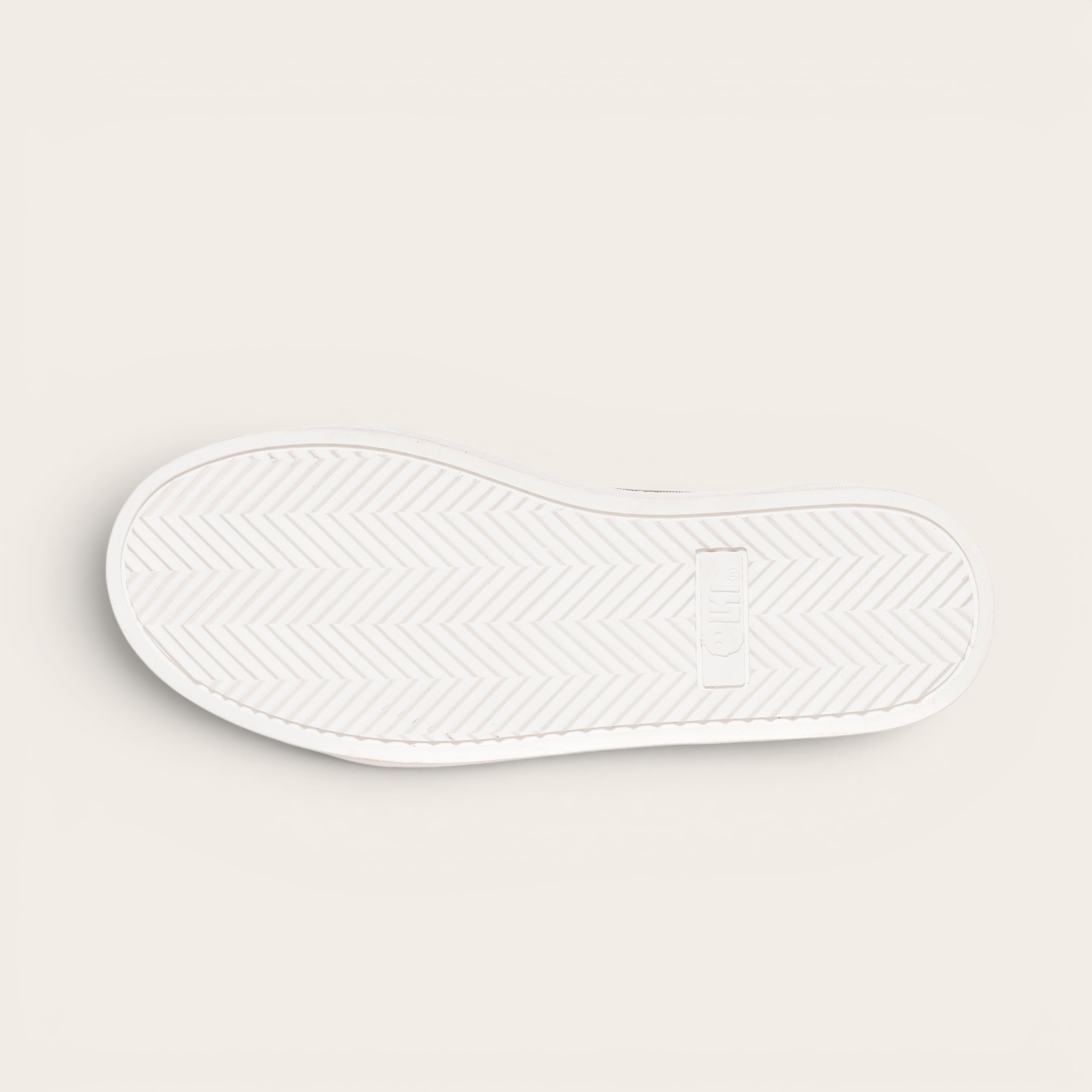 Zapatilla OLKI Manquehue verde musgo de cuero con cordones blancos y planta blanca gruesa. Diseño urbano.