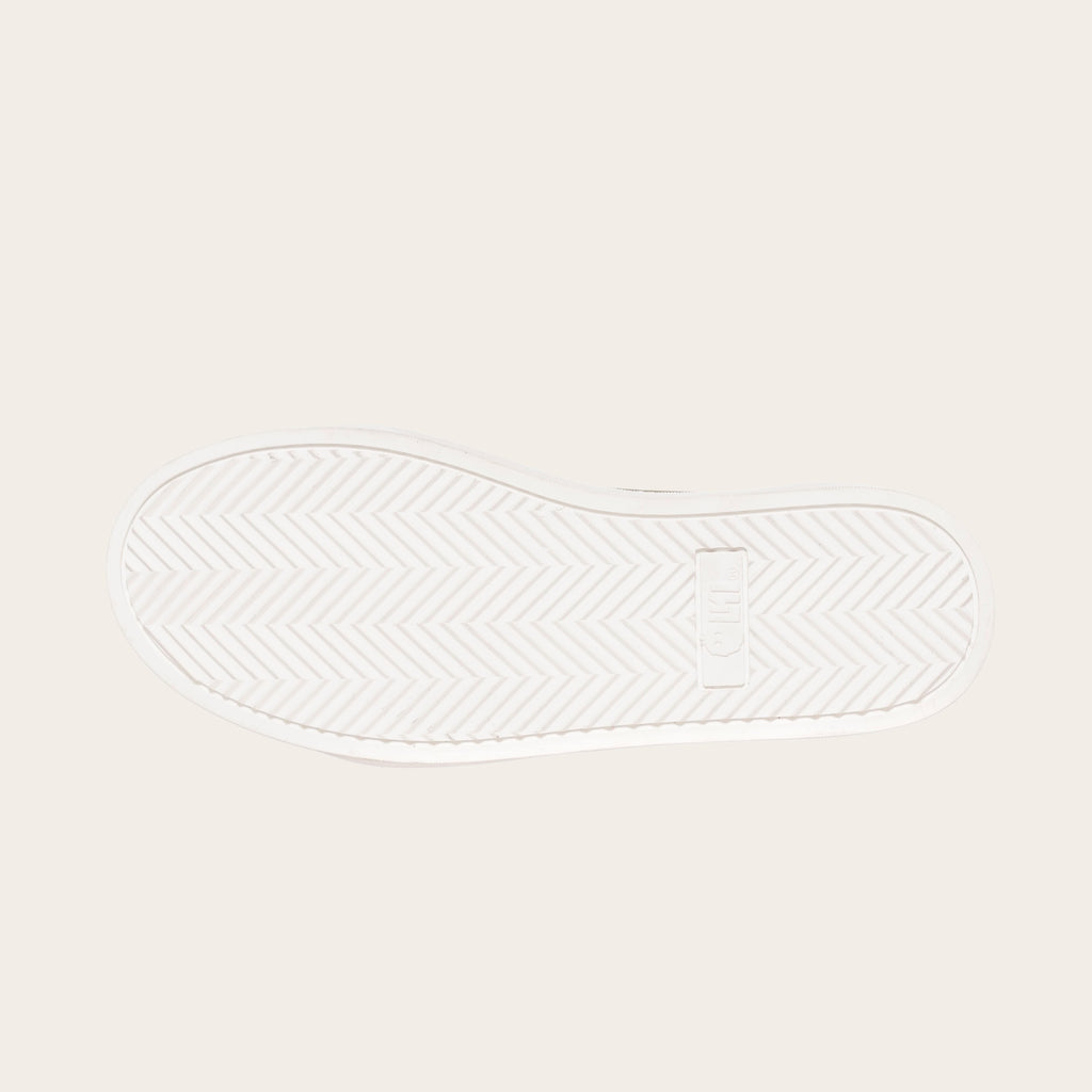 Zapatilla OLKI Manquehue verde musgo de cuero con cordones blancos y planta blanca gruesa. Diseño urbano.