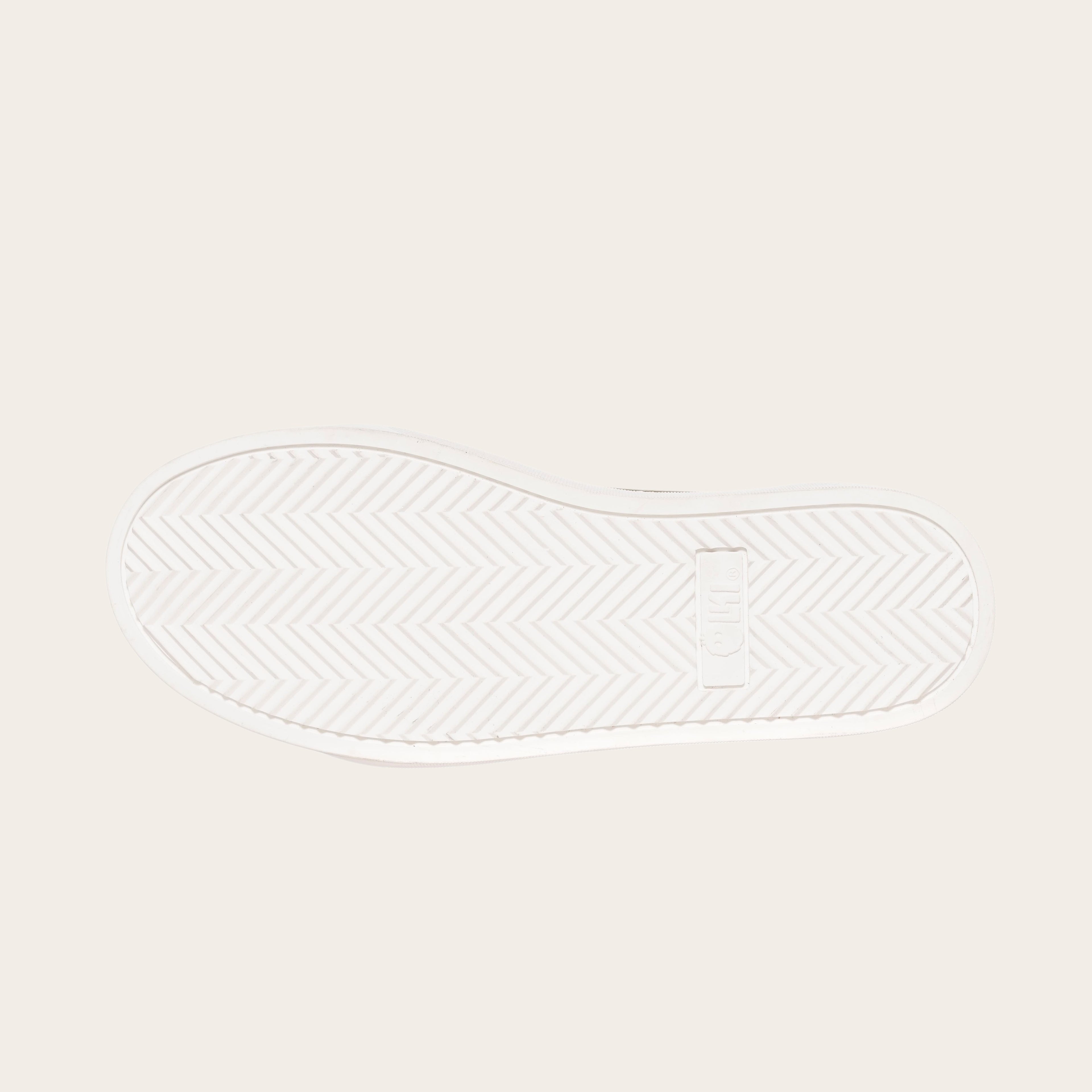 Zapatilla OLKI Manquehue verde musgo de cuero con cordones blancos y planta blanca gruesa. Diseño urbano.