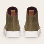 Zapatilla OLKI Manquehue verde musgo de cuero con cordones blancos y planta blanca gruesa. Diseño urbano.
