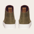 Zapatilla OLKI Manquehue verde musgo de cuero con cordones blancos y planta blanca gruesa. Diseño urbano.