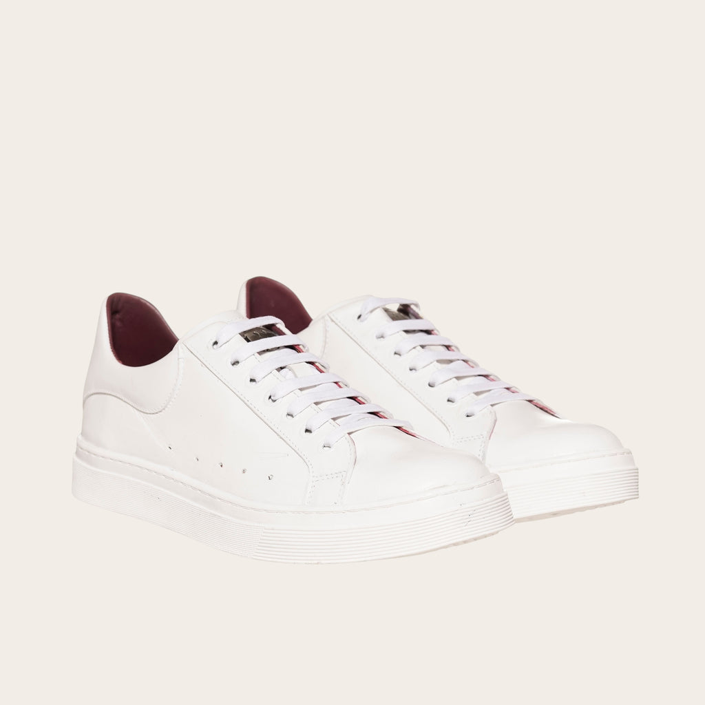 Zapatilla blanca de cuero para mujer OLKI Nevado con forro en burdeos y planta de caucho. Diseño urbano.
