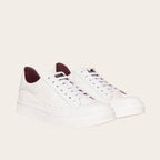 Zapatilla blanca de cuero para mujer OLKI Nevado con forro en burdeos y planta de caucho. Diseño urbano.