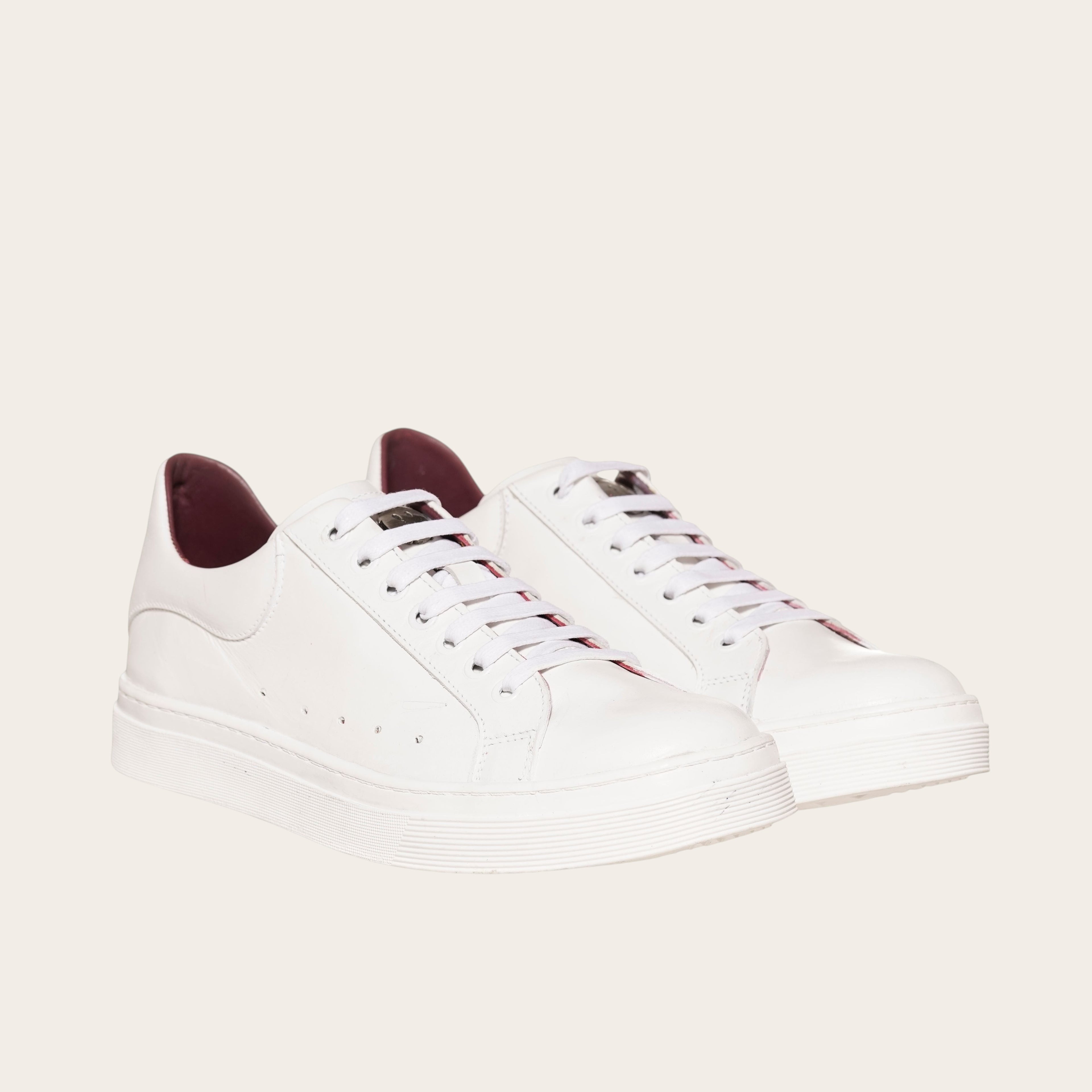 Zapatilla blanca de cuero para mujer OLKI Nevado con forro en burdeos y planta de caucho. Diseño urbano.
