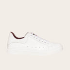 Zapatilla OLKI Nevado blanca de cuero con detalles interiores burdeos y cordones blancos. Diseño artesanal.