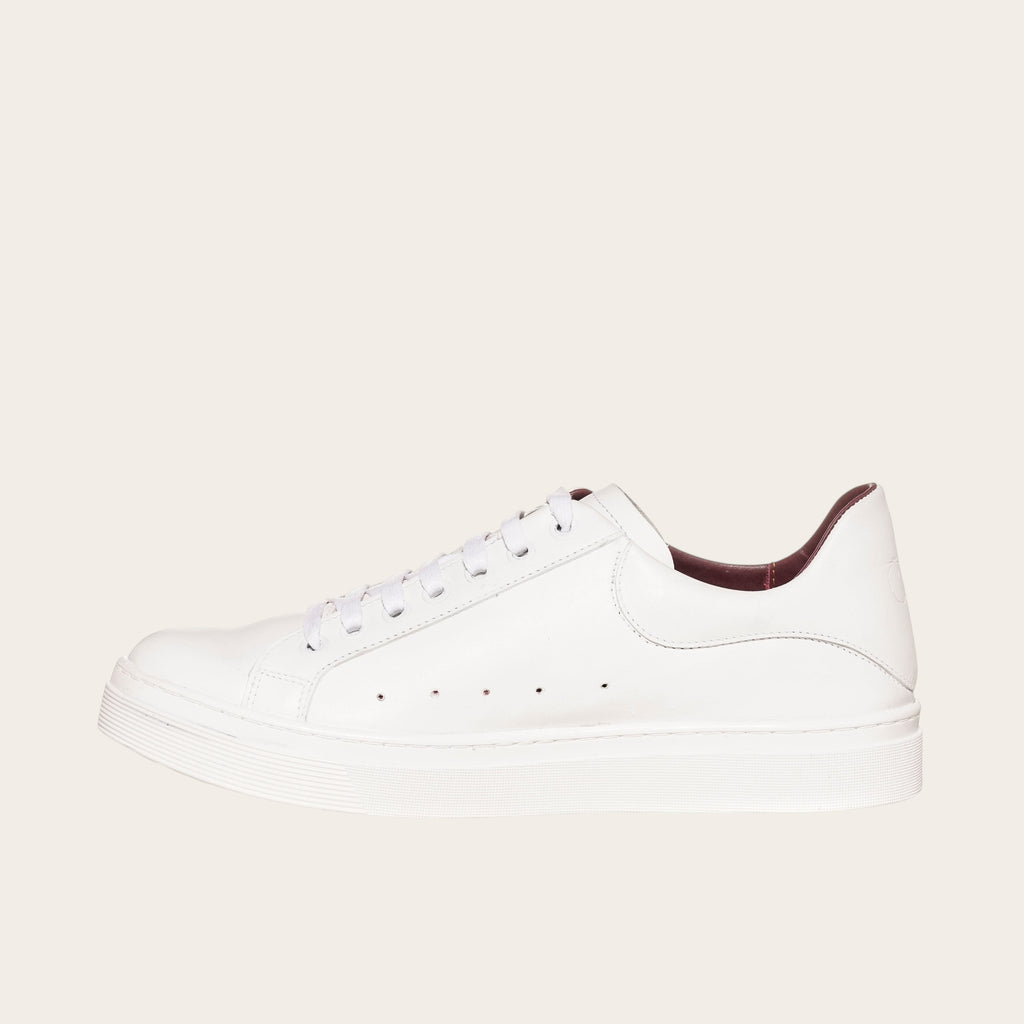 Zapatilla OLKI Nevado blanca de cuero de vacuno con cordones de algodón encerado y forro guinda. Diseño artesanal chileno.