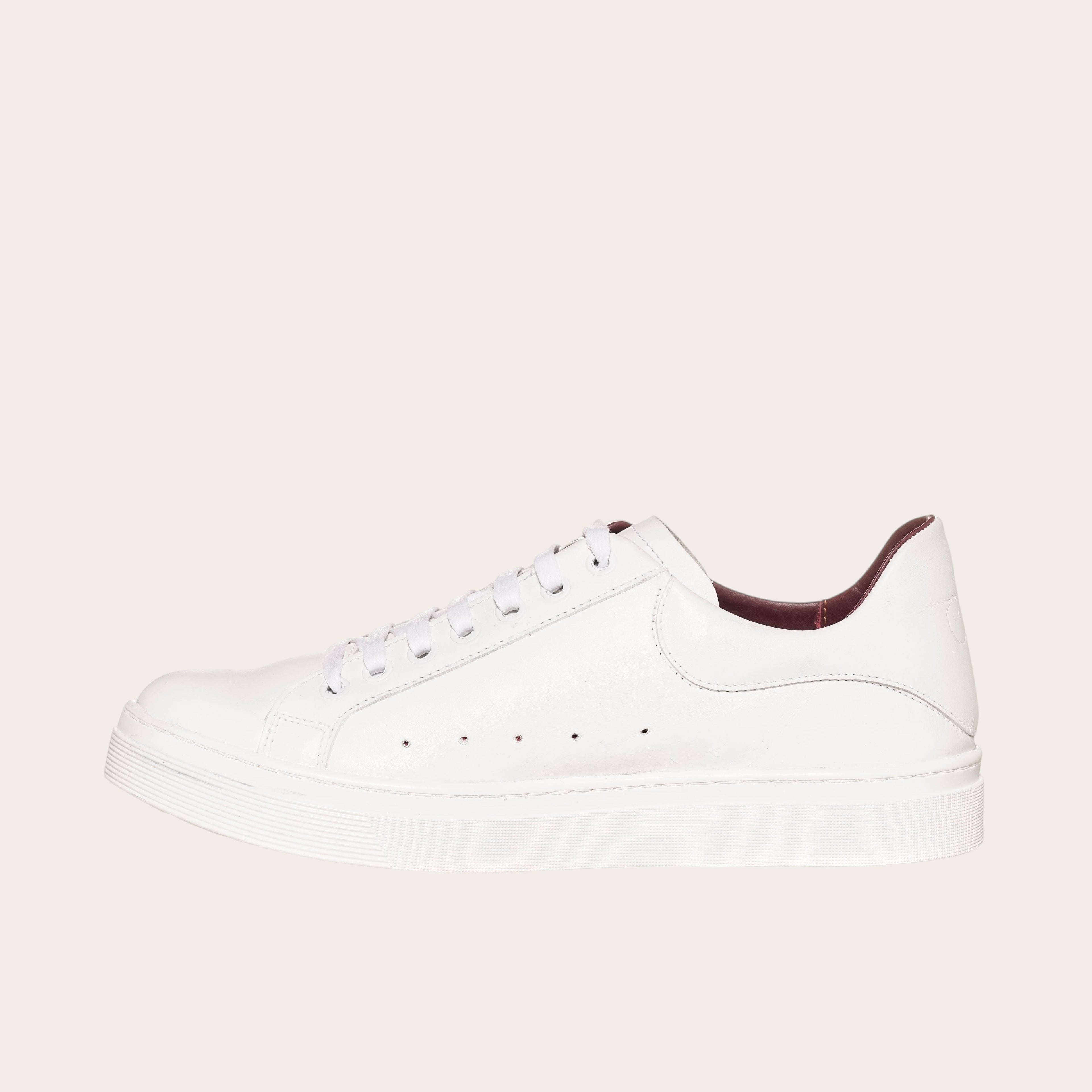 Zapatilla OLKI Nevado blanca de cuero de vacuno con cordones de algodón encerado y forro guinda. Diseño artesanal chileno.