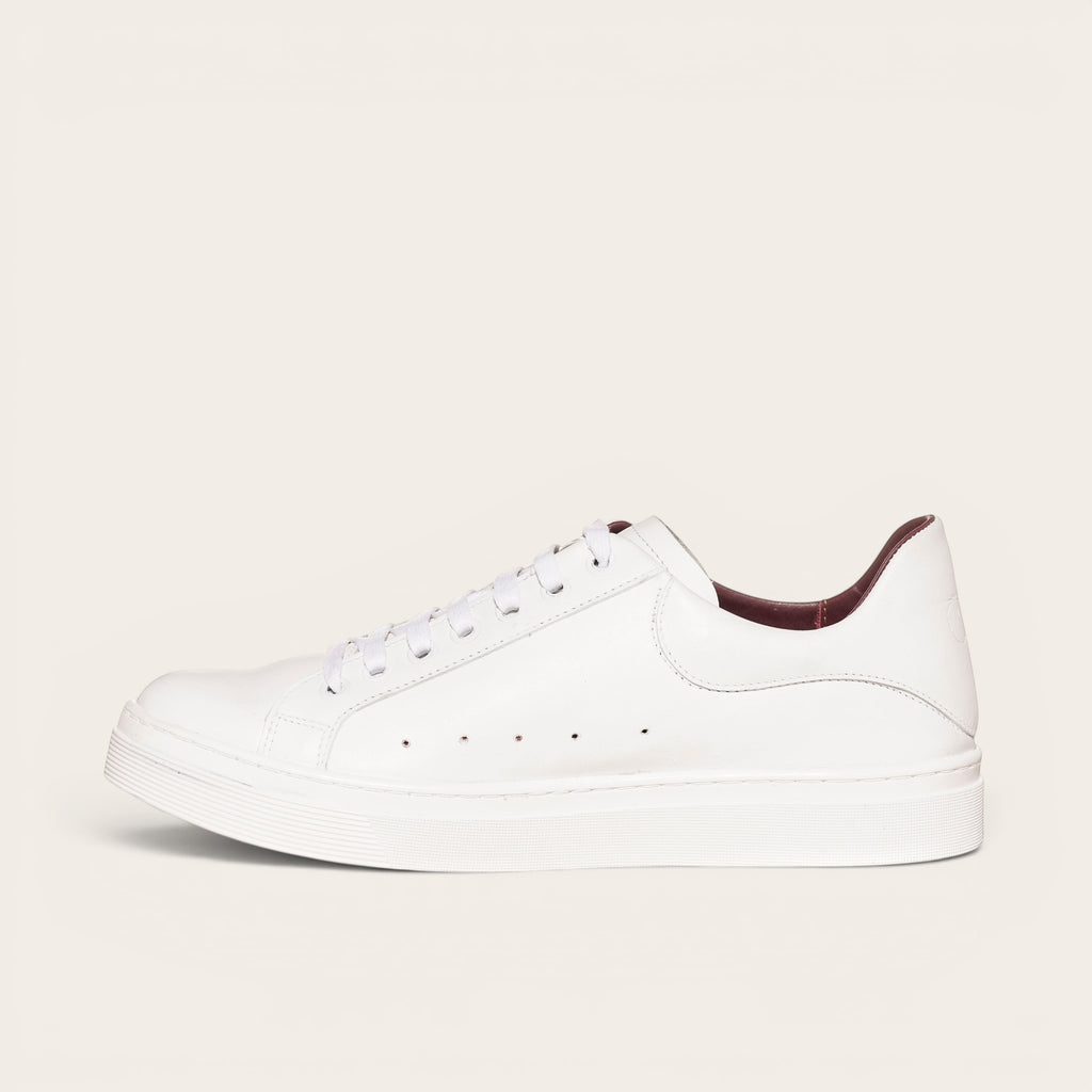 Zapatilla OLKI Nevado blanca de cuero de vacuno con cordones de algodón encerado y forro guinda. Diseño artesanal chileno.
