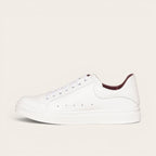 Zapatilla OLKI Nevado blanca de cuero de vacuno con cordones de algodón encerado y forro guinda. Diseño artesanal chileno.