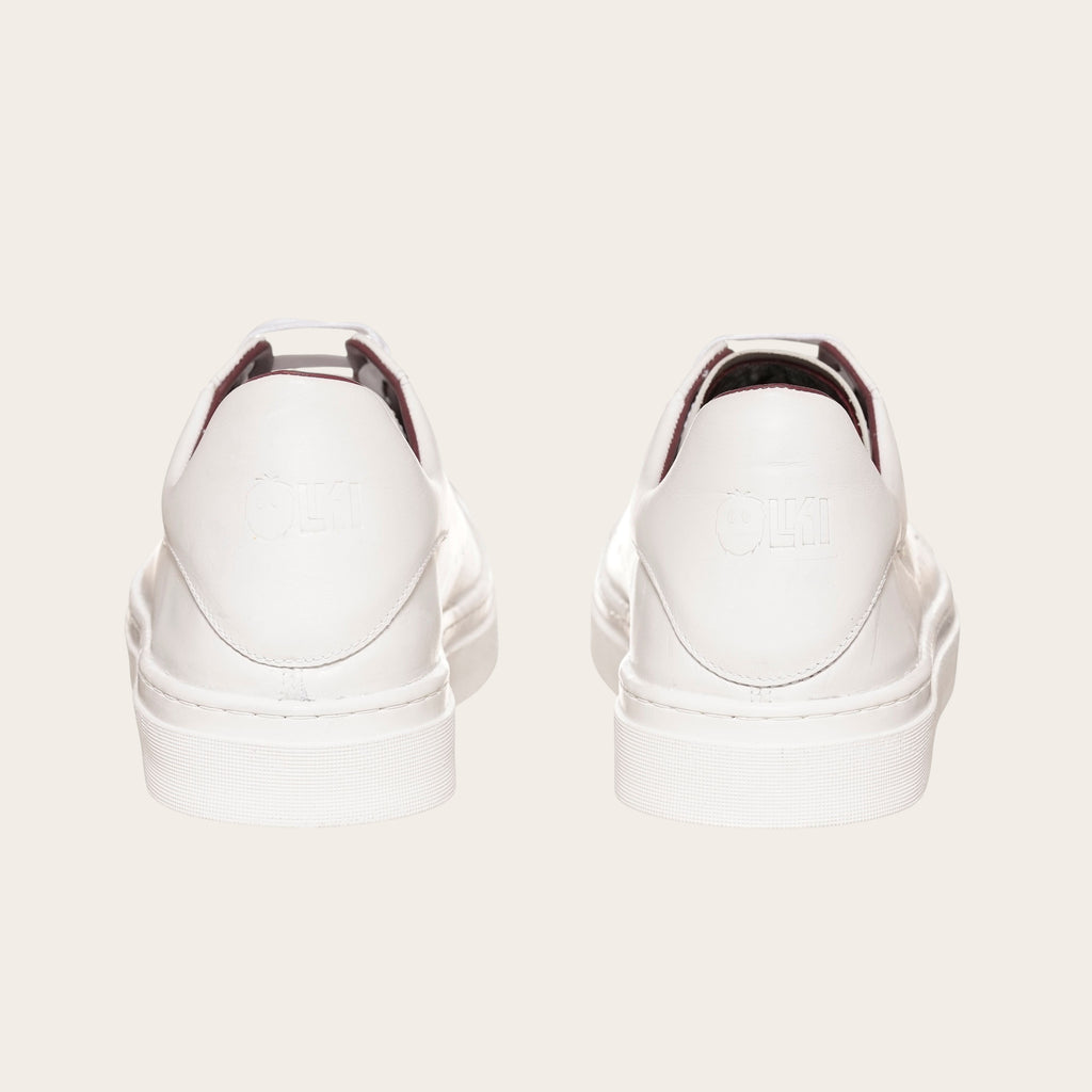 Zapatillas blancas de cuero para mujer OLKI Nevado con detalle de logo en el talón y planta de caucho. Diseño urbano