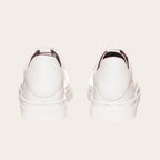 Zapatillas blancas de cuero para mujer OLKI Nevado con detalle de logo en el talón y planta de caucho. Diseño urbano