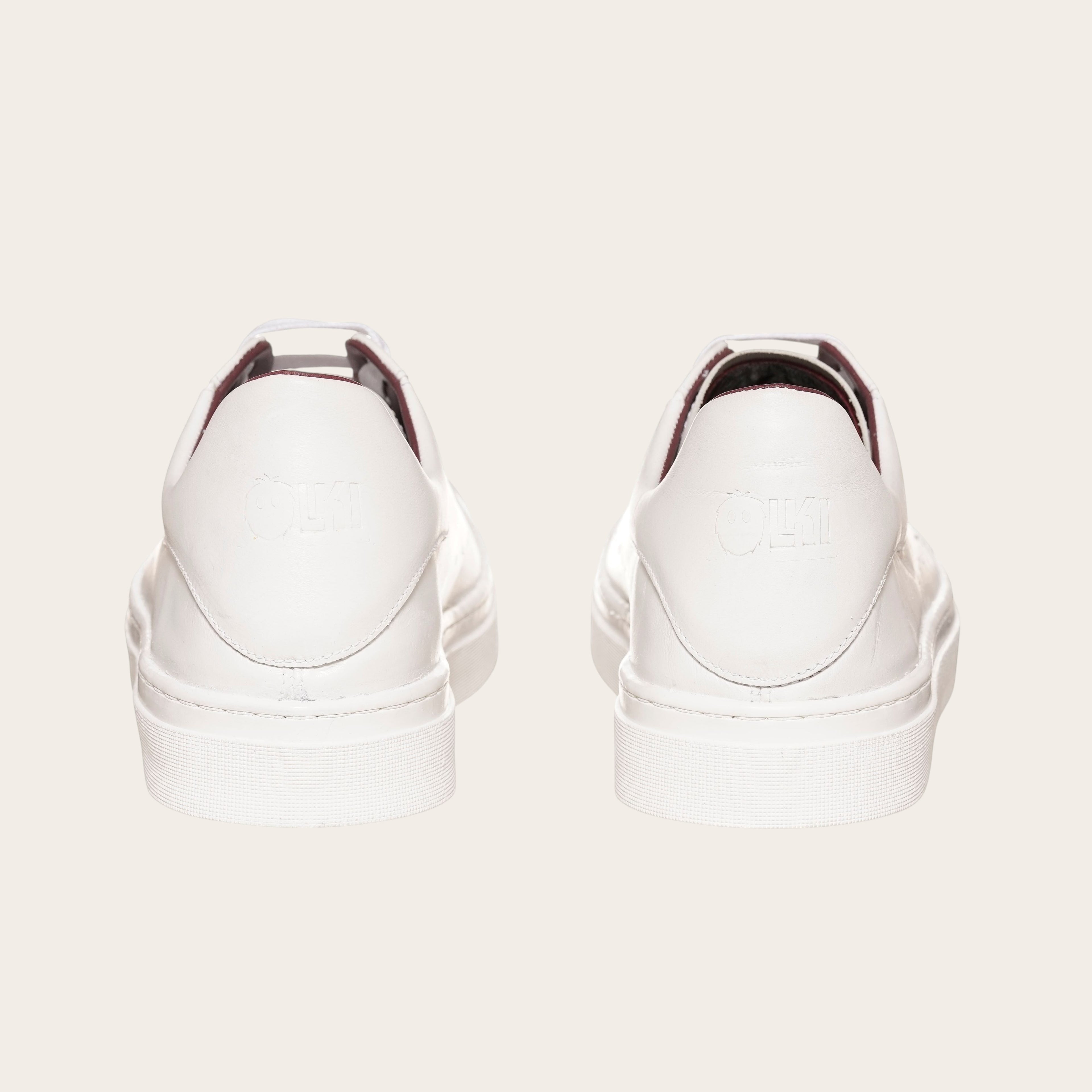 Zapatillas blancas de cuero para mujer OLKI Nevado con detalle de logo en el talón y planta de caucho. Diseño urbano