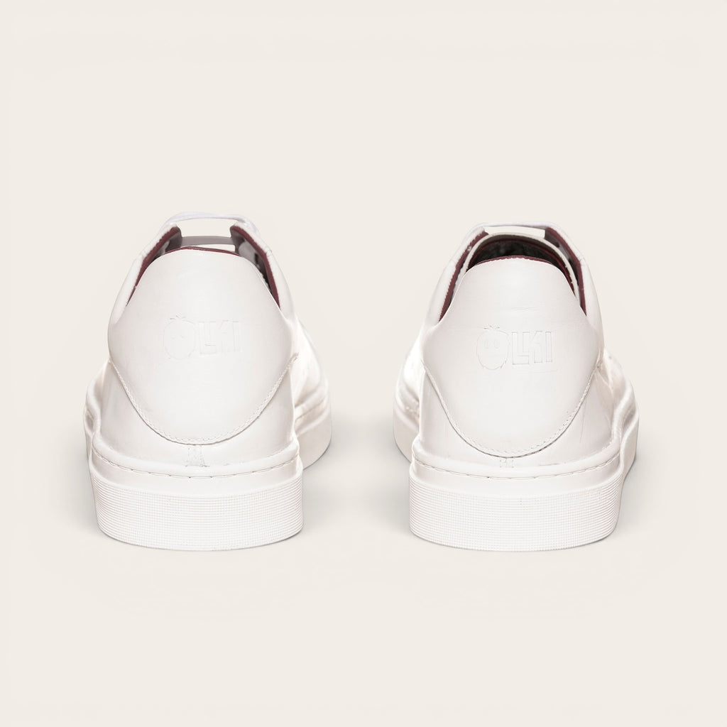 Zapatillas blancas de cuero para mujer OLKI Nevado con detalle de logo en el talón y planta de caucho. Diseño urbano