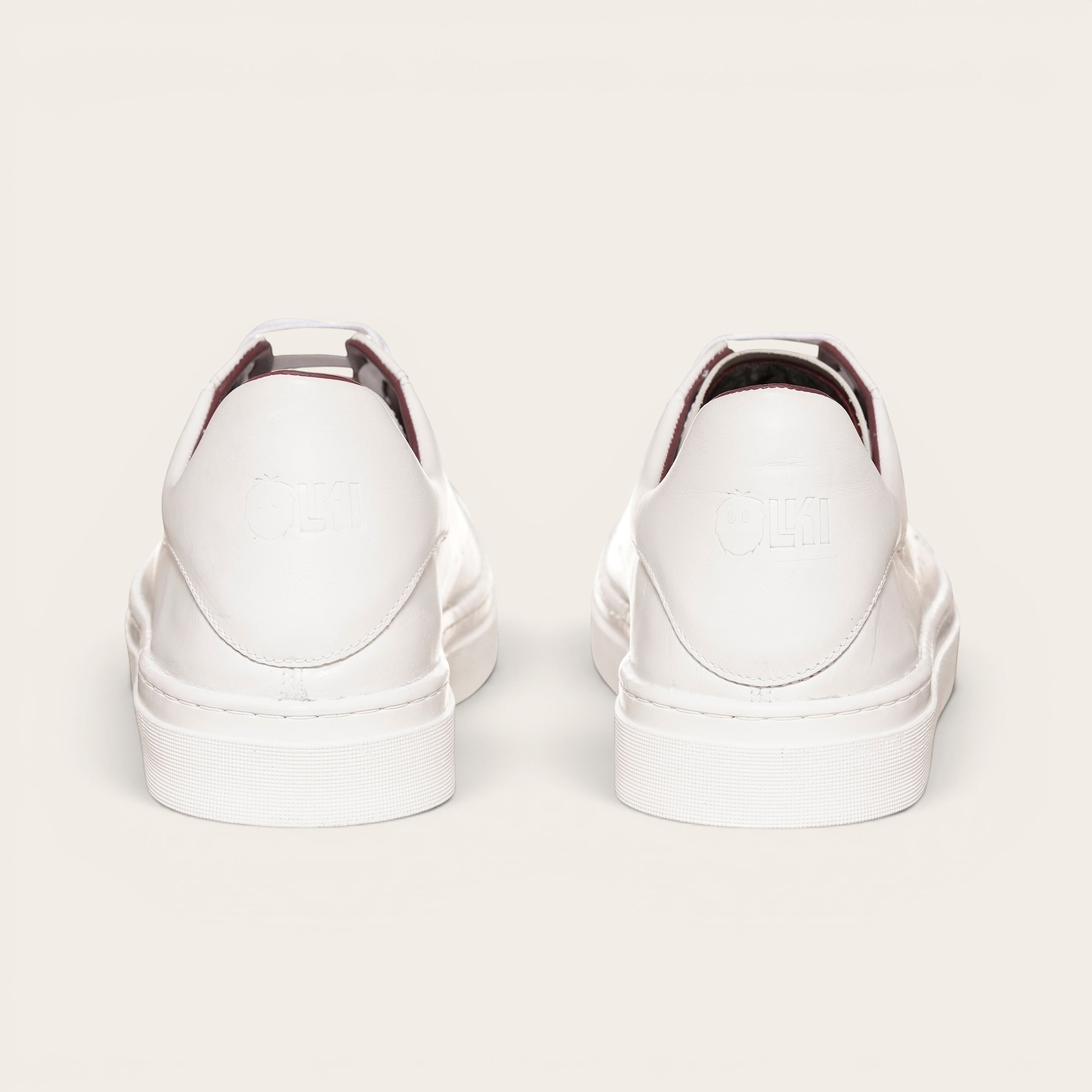 Zapatillas blancas de cuero para mujer OLKI Nevado con detalle de logo en el talón y planta de caucho. Diseño urbano