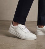 Zapatilla blanca de cuero para mujer OLKI Nevado con forro en burdeos y planta de caucho. Diseño urbano.