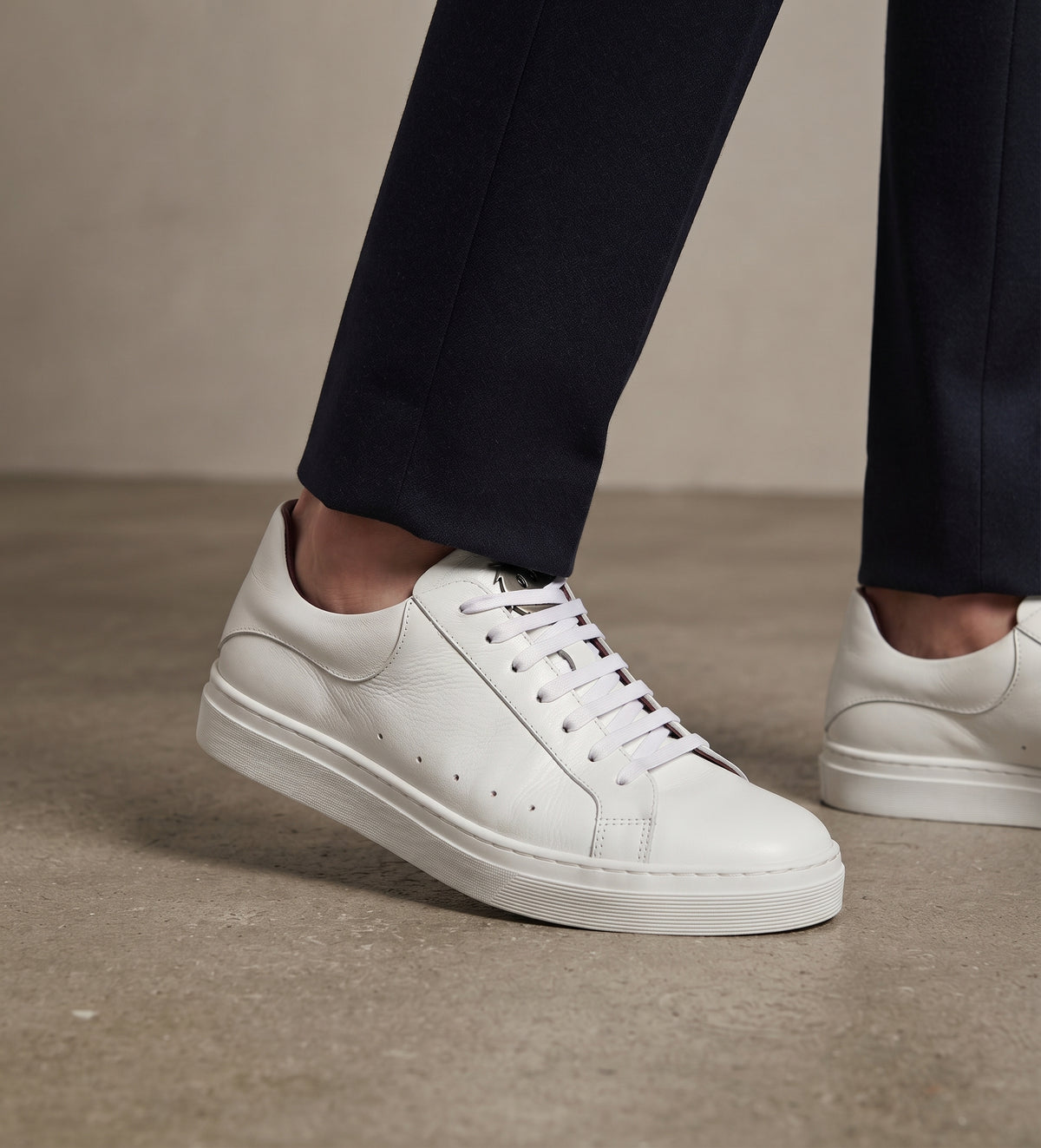 Zapatilla blanca de cuero para mujer OLKI Nevado con forro en burdeos y planta de caucho. Diseño urbano.