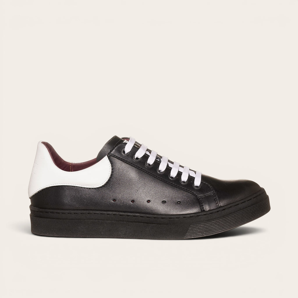 Zapatilla OLKI Nevado negra de cuero con talonera blanca y cordones blancos. Diseño artesanal chileno.