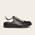 Zapatilla OLKI Nevado negra de cuero con talonera blanca y cordones blancos. Diseño artesanal chileno.