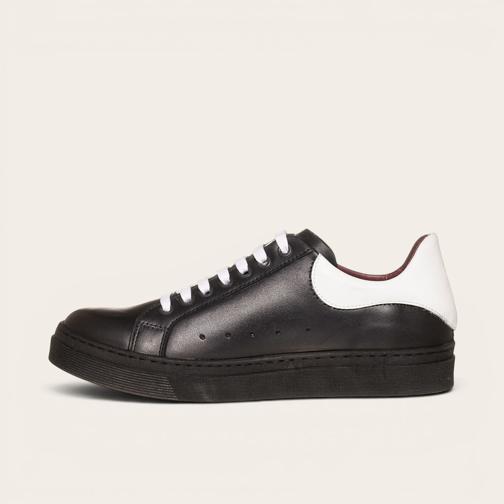 Zapatilla OLKI Nevado negra de cuero con talonera blanca y cordones blancos. Diseño artesanal chileno.