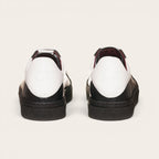 Zapatillas OLKI Nevado negras de cuero con talonera blanca y detalles en burdeos. Diseño artesanal chileno.