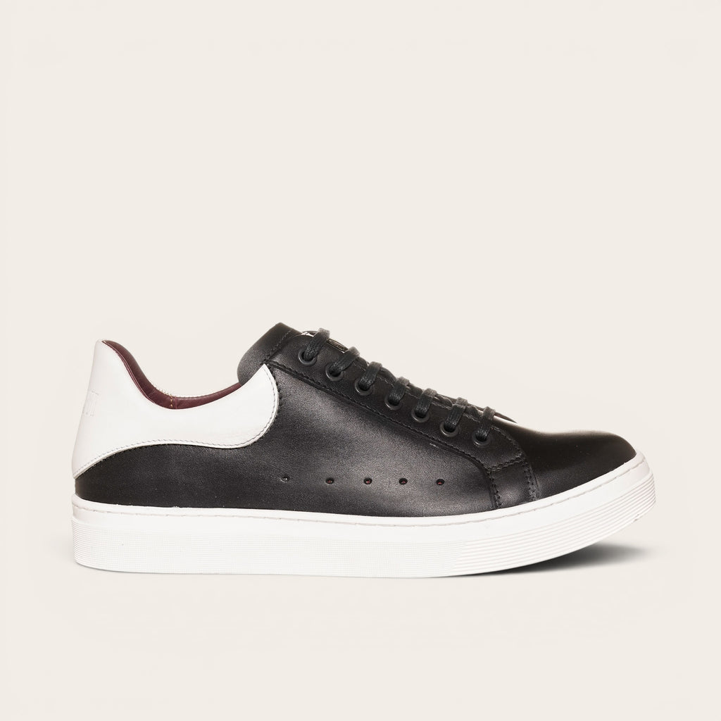 Zapatilla OLKI Nevado negra de cuero con talonera blanca y planta de caucho antideslizante.