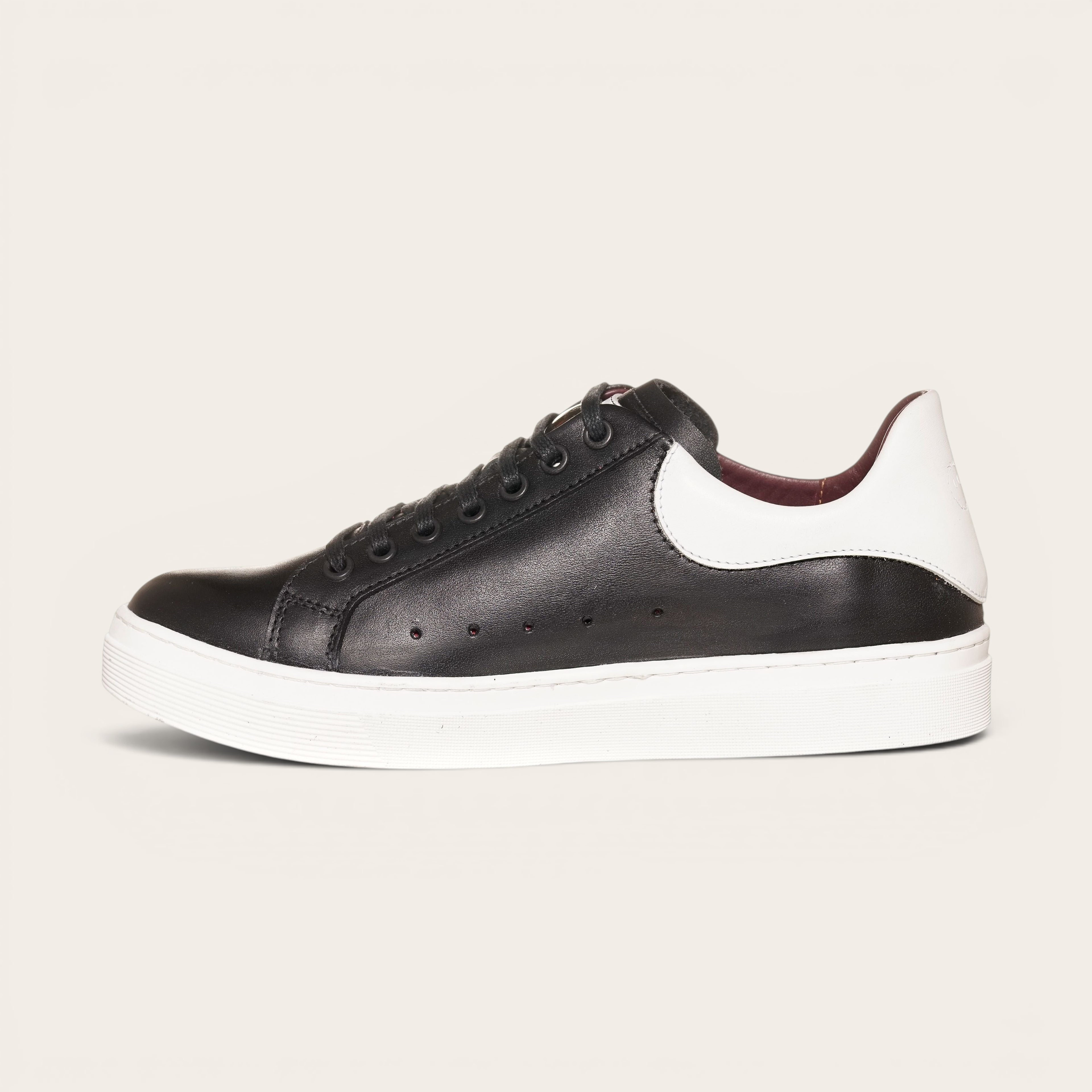 Zapatilla OLKI Nevado negra de cuero con talonera blanca y planta de caucho. Diseño artesanal chileno.