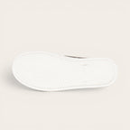 Zapatilla OLKI Nevado negra de cuero con talonera blanca y planta de caucho antideslizante.