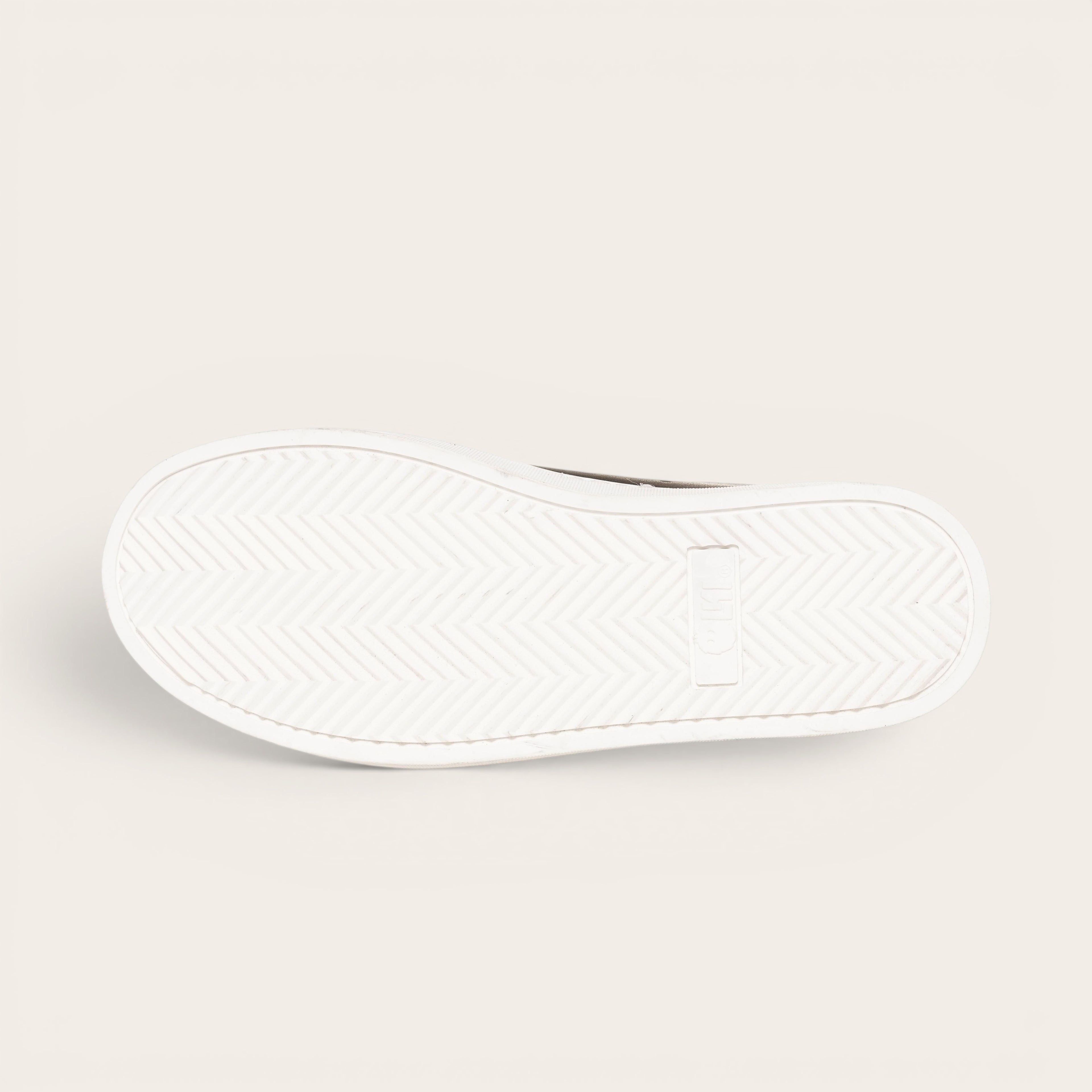 Zapatilla OLKI Nevado negra de cuero con talonera blanca y planta de caucho antideslizante.