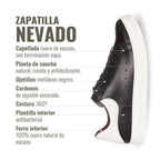 Zapatilla OLKI Nevado negra de cuero de vacuno con talonera blanca y cordones de algodón encerado.