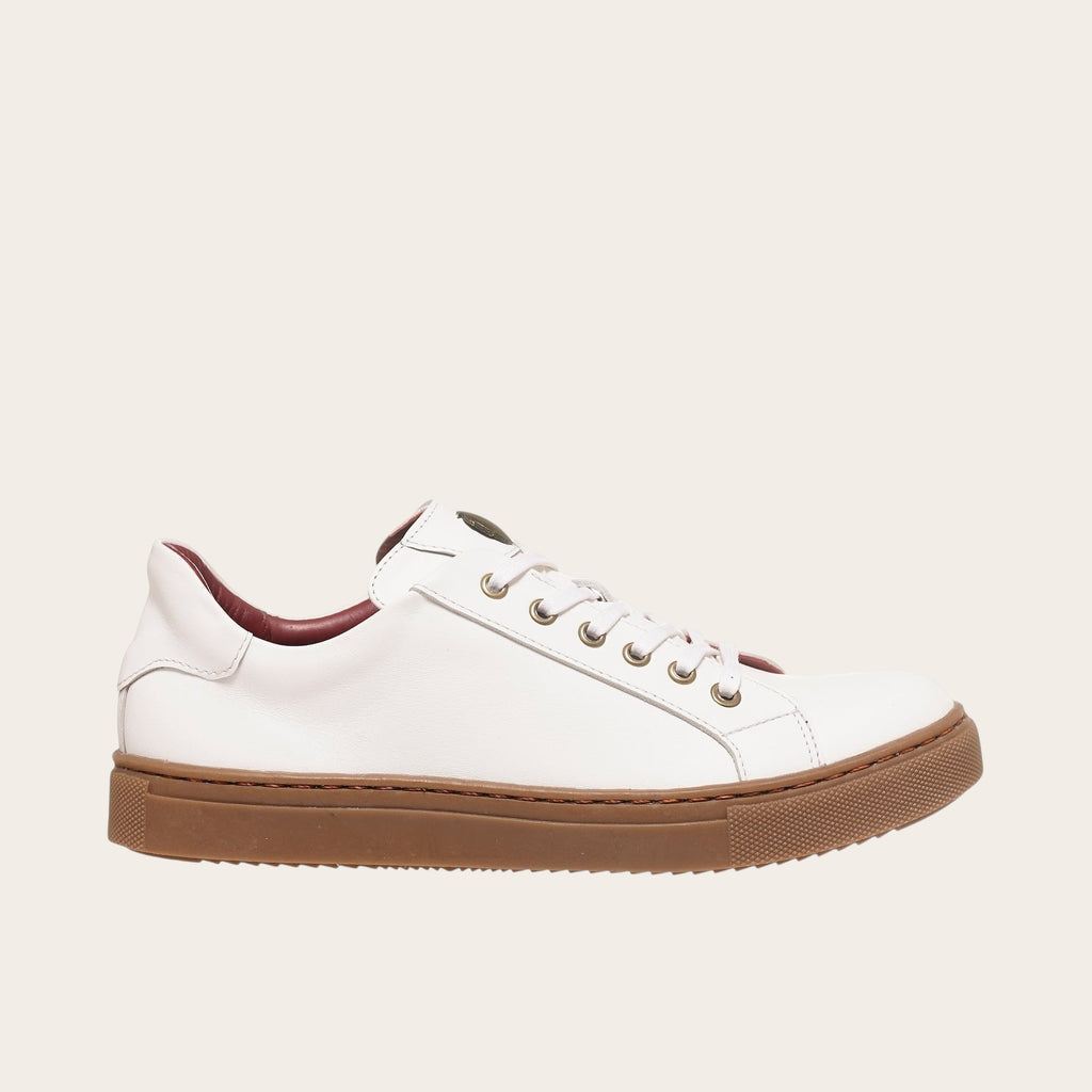 Zapatilla blanca de cuero de vacuno para hombre de OLKI con planta de caucho marrón y forro granate.