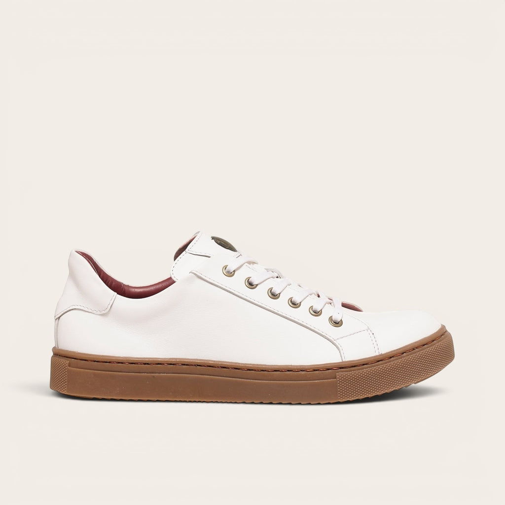 Zapatilla blanca de cuero de vacuno para hombre de OLKI con planta de caucho marrón y forro granate.