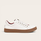 Zapatilla blanca de cuero de vacuno para hombre de OLKI con planta de caucho marrón y forro granate.